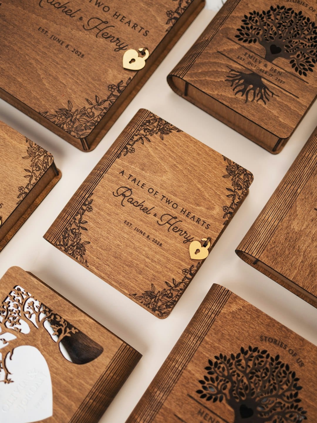 Grawerowane drewniane pudełka w kształcie książek z personalizowanymi detalami.